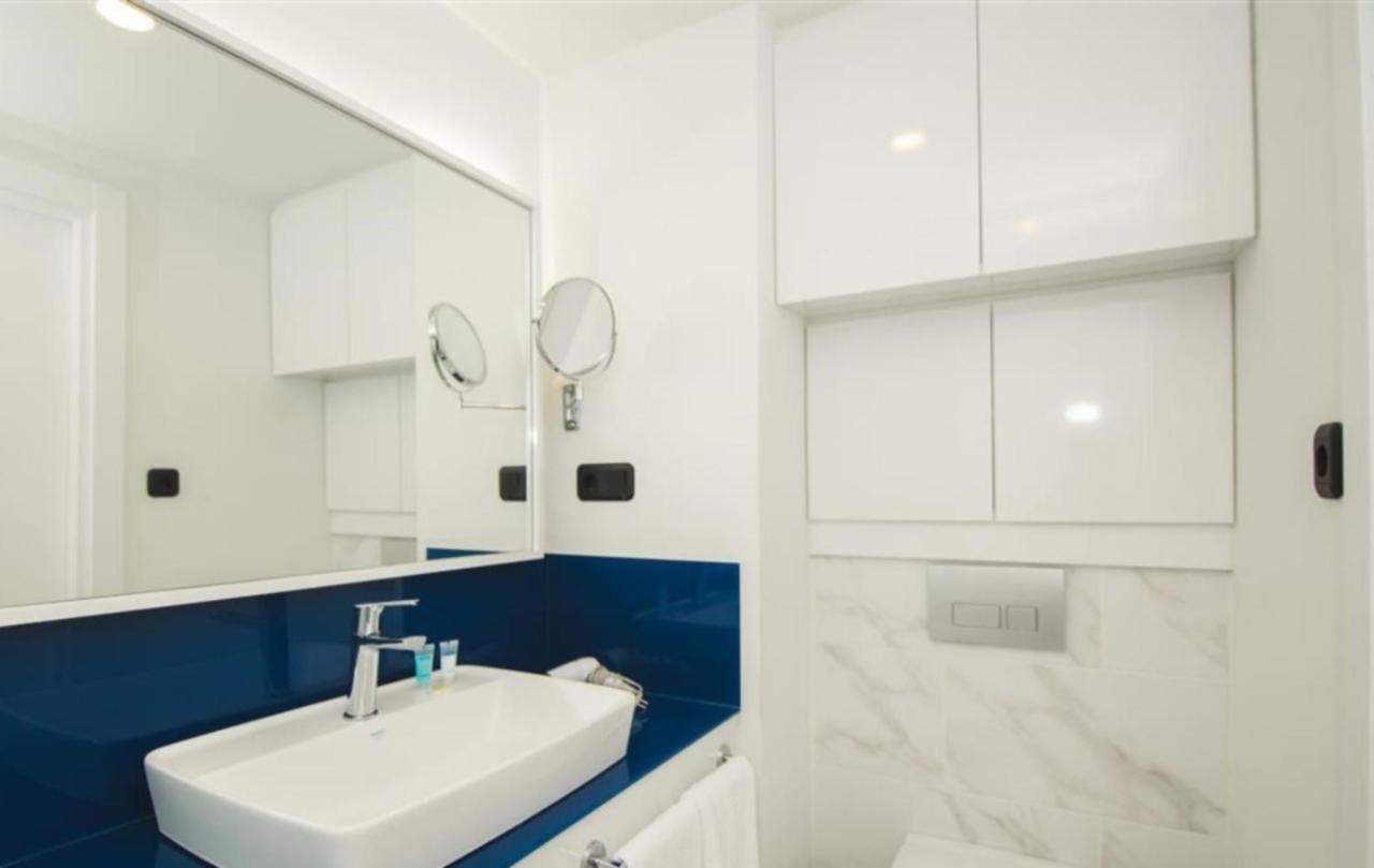 Delux Sea View Aparthotel In Orbi City Batumi Exteriör bild